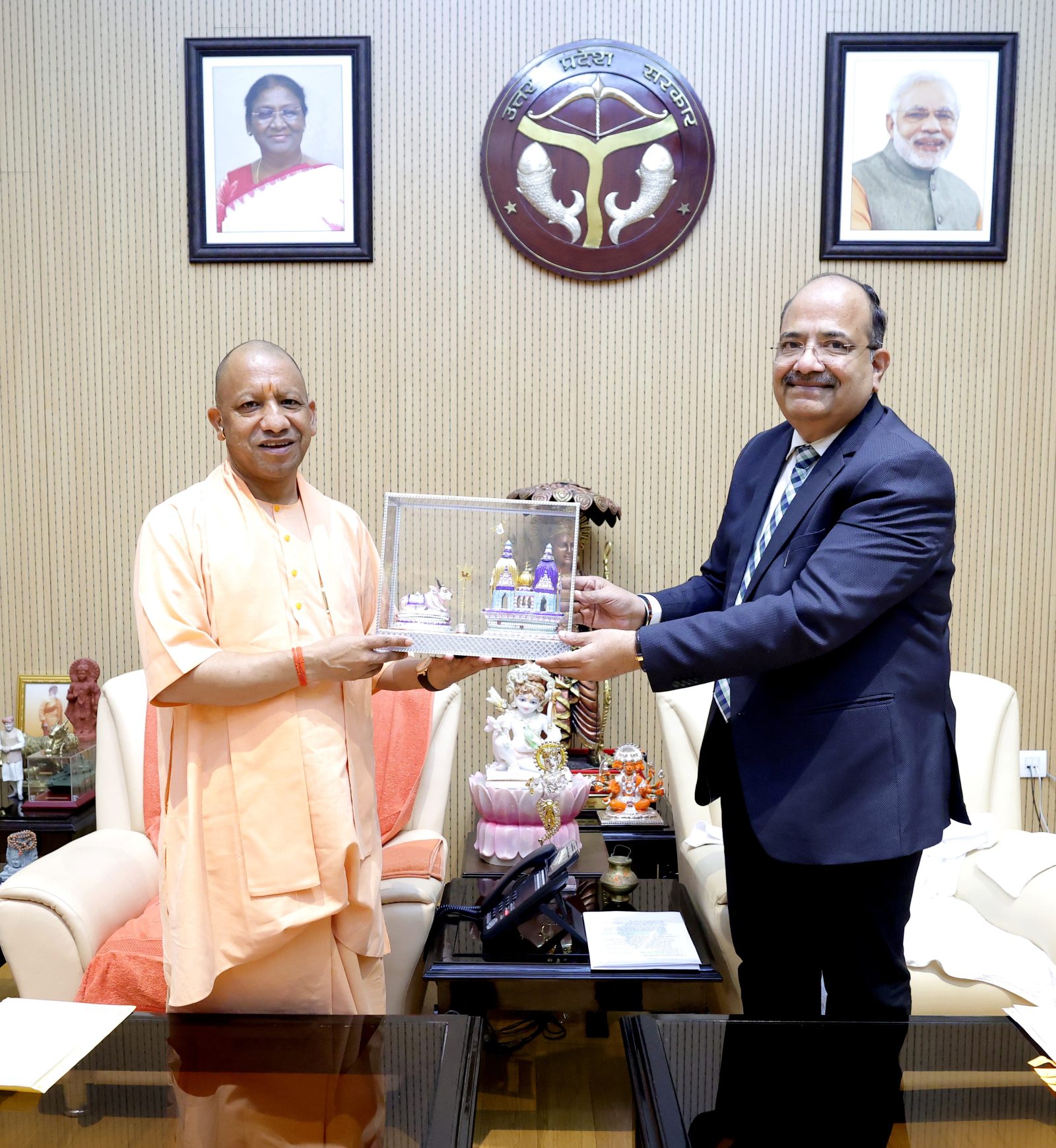 उत्तर प्रदेश के मुख्यमंत्री योगी आदित्यनाथ और इलाहाबाद हाईकोर्ट के मुख्य न्यायाधीश न्यायमूर्ति अरुण भंसाली के बीच मुलाकात