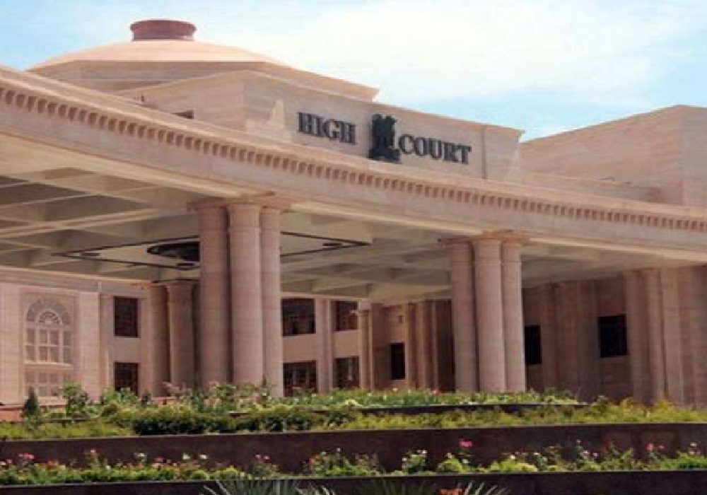 इलाहाबाद हाईकोर्ट की लखनऊ खंडपीठ से सरकार को बड़ा झटका, न्यूनतम वेतनमान और अनुमन्य भत्ते दिए जाने चाहिए