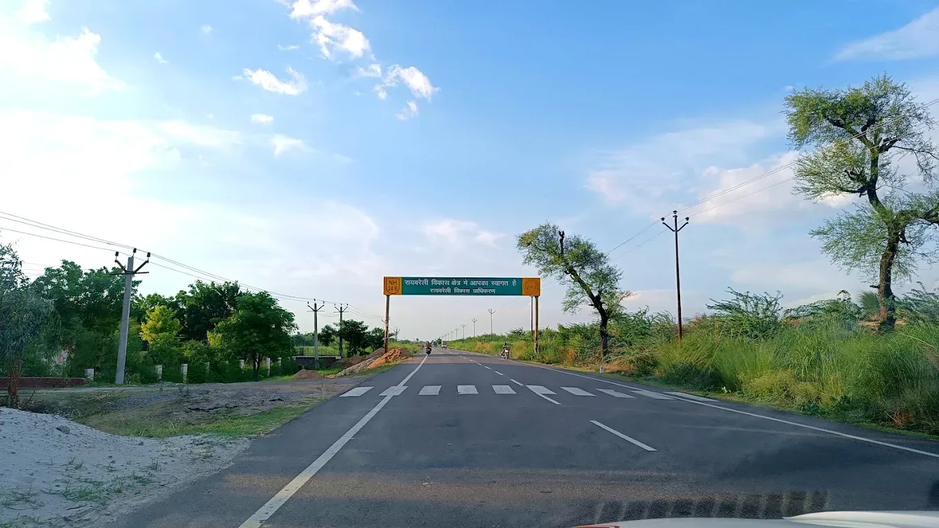 सिक्स-लेन (6-Lane) हाईवे नया कॉरिडोर लालगंज से शुरू होकर महाराजगंज और हैदरगढ़ होते हुए बाराबंकी तक पहुंचेगा