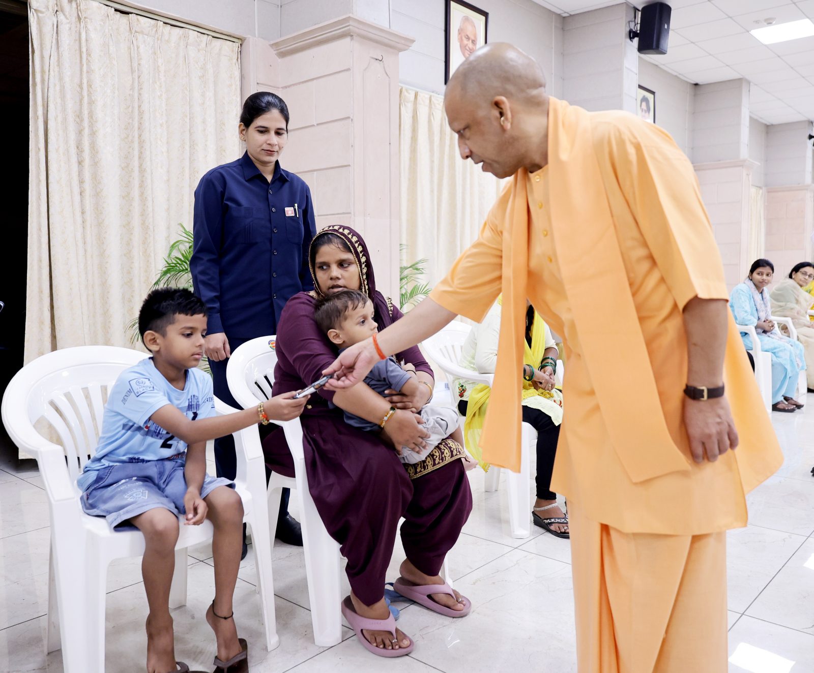 "उत्तर प्रदेश के मुख्यमंत्री योगी आदित्यनाथ जी 14 सितम्बर, 2026 को अपने सरकारी आवास पर जनता दर्शन कार्यक्रम में लोगों की समस्याओं को सुनते हुए।"