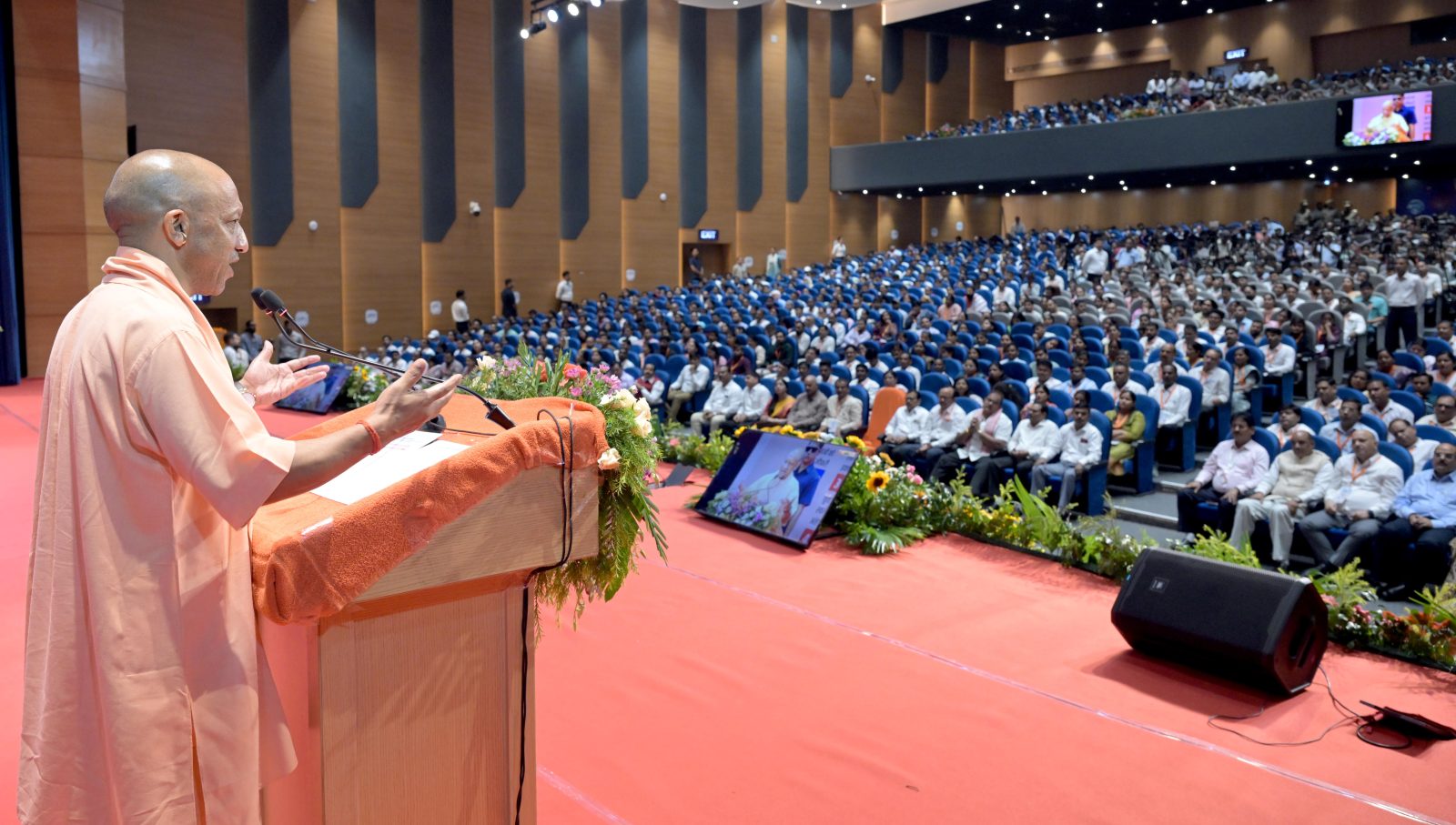 एक शिक्षक केवल कक्षा में पाठ्यक्रम पूरा करने तक सीमित नहीं होता, बल्कि वह विद्यार्थियों के व्यक्तित्व, संस्कार, चरित्र, अनुशासन, जिज्ञासा और राष्ट्रबोध का निर्माण करता --- मुख्यमंत्री योगी आदित्यनाथ